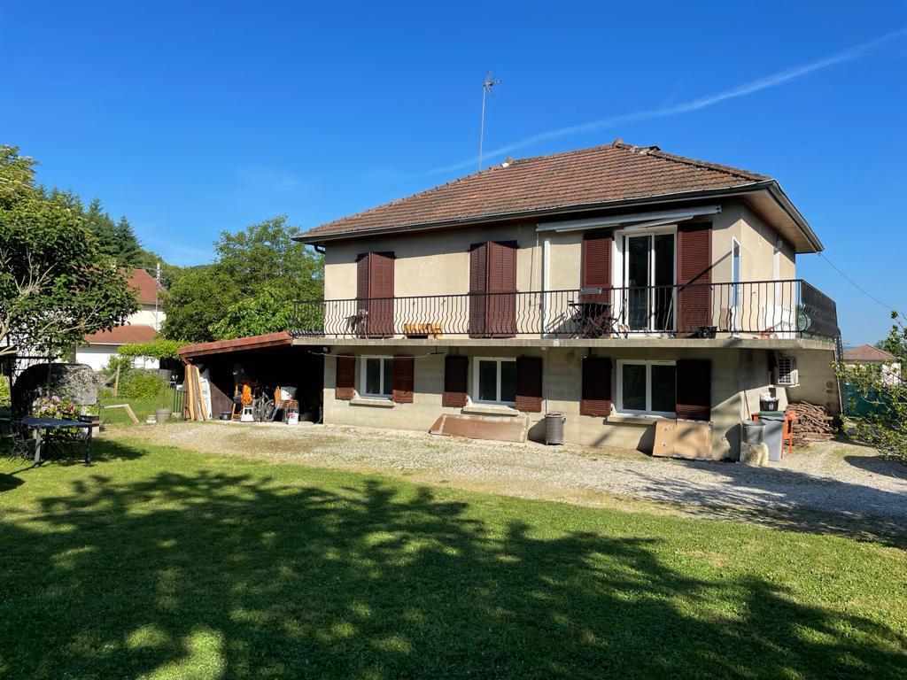 Vue de la villa l'Entre 2 depuis le jardin à Izeaux